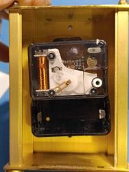 MS13----ROYAL PİRİNÇ METAL KASA PİLLİ MASA SAATİ---ÇALIŞIYOR