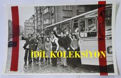 1970'LERDEN GÜNAYDIN ALTIN MİKROFON YARIŞMASININ ORİJİNAL 2'Lİ FOTOĞRAF SETİ - 18 x 12 cm EBADINDA - 1972 ALTIN MİKROFON YARIŞMASINA KATILAN YARIŞMACILARDAN SALİM DÜNDAR, MUZAFFER ULUDAĞ, İSKENDER DOĞAN ve EDİP AKBAYRAM, KÜTAHYA KERVANI SIRASINDA ULUSOY OTOBÜSÜ YANINDA EL SALLARKEN ÇEKİLMİŞ 2 FARKLI KARE