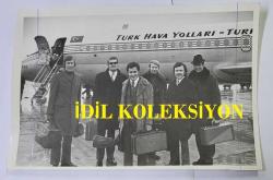 1970'LERDEN HÜRRİYET ALTIN MİKROFON YARIŞMASININ ORİJİNAL FOTOĞRAFI - 18 x 12 cm EBADINDA - ALTIN MİKROFON YARIŞMASINA 12 FİNALİSTE EŞLİK ETMEK İÇİN TÜRK HAVA YOLLARI UÇAĞIYLA TÜRKİYE'YE GELEN ALMAN FRİTZ BAYER ORKESTRASI MENSUPLARI