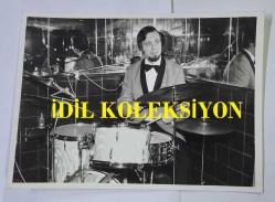 1970'LERDEN HÜRRİYET ALTIN MİKROFON YARIŞMASININ ORİJİNAL FOTOĞRAFI - 15 x 10 cm EBADINDA - ALTIN MİKROFON YARIŞMASINA KATILAN MÜZİSYENLERDEN BİR BATERİSTİN ''KARDEŞİM TEVFİK'E GURBETTEN SEVGİLERLE, 18.10.1971 HAMBURG'' NOTUYLA BİR FOTOĞRAF