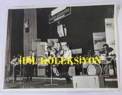 1967 HÜRRİYET ALTIN MİKROFON YARIŞMASININ ORİJİNAL BÜYÜK BOY FOTOĞRAFI - 24 x 18 cm EBADINDA - ALTIN MİKROFON YARIŞMASINA KATILAN MAVİ ÇOCUKLAR MÜZİK GRUBU SAHNEDEYKEN ÇEKİLMİŞ BİR KARE... ÖZEL ARŞİV