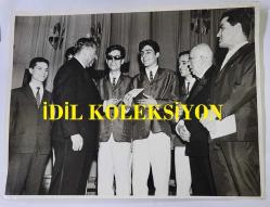 1966 HÜRRİYET ALTIN MİKROFON YARIŞMASININ ORİJİNAL BÜYÜK BOY FOTOĞRAFI - 24 x 18 cm EBADINDA - ALTIN MİKROFON YARIŞMASINA KATILAN MAVİ IŞIKLAR MÜZİK GRUBU 2.'LİK ÖDÜLÜNÜ VALİ NİYAZI AKI'DAN ALIRKEN ÇEKİLMİŞ BİR KARE... ÖZEL ARŞİV