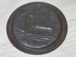 19625-ÇOK ŞAHANE BAKIR ÜZERİNDE KABARTMALI RESİM BULUNAN DUVAR TABAĞI