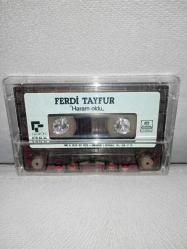 Kaset Ferdi Tayfur haram oldu albümü. Orijinal dönem Kağıt Baskı. Kartoneti yok. baştan sona dinlendi. sadece bir yüzünde kasetin süresi boş kalmasın diye, sona eklenen sözsüz müzikte 3 saniye kayıp var.