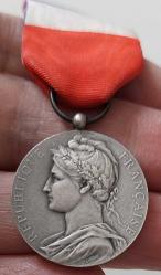 1946 FRANSA TİCARET VE SANAYİ BAKANLIĞI ONUR-ŞÜKRAN-BAŞARI ORİJİNAL KURDELALI GÜMÜŞ MADALYASI 3TT1RR1 ÇOK NADİR