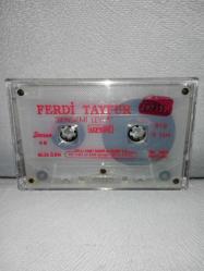 Kaset Ferdi Tayfur Sende mi Leyla albümü. Orijinal 1986 Uzelli Baskı. Kartoneti yok. Baştan sona dinlendi. sorunsuz çalışıyor.