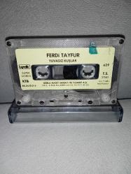 Kaset Ferdi Tayfur yuvasız kuşlar. Orijinal 1986 Uzelli kağıt baskı. Kartoneti yok. Canıma yetti Kader şarkısında 3 saniye, tövbekar oldum şarkısında 2 saniye, Ümit dolu yıllarım şarkısında 4 saniye kayıp var. haliyle satılık.