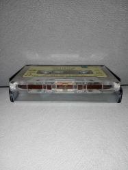 Kaset Ferdi Tayfur yuvasız kuşlar. Orijinal 1986 Uzelli kağıt baskı. Kartoneti yok. Canıma yetti Kader şarkısında 3 saniye, tövbekar oldum şarkısında 2 saniye, Ümit dolu yıllarım şarkısında 4 saniye kayıp var. haliyle satılık.