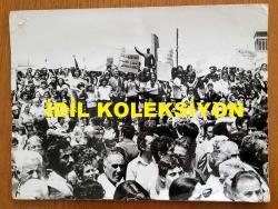 KUZEY KIBRIS TÜRK CUMHURİYETİ'NİN KURULUŞUNUN İLAN EDİLDİĞİ 15 KASIM 1983 SABAHI HALKIN KUTLAMALAR YAPMAK İÇİN TOPLANDIĞI MEYDANDA ÇEKİLMİŞ BÜYÜK BOY ORİJİNAL BİR FOTOĞRAF - 25 x 19 cm EBADINDA - ÖZEL ARŞİV