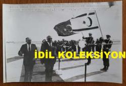 KUZEY KIBRIS TÜRK CUMHURİYETİ'NİN KURUCUSU RAUF DENKTAŞ'IN ORİJİNAL AJANS-BASIN FOTOĞRAFI - 18 x 12 cm EBADINDA - RAUF DENKTAŞ, KIBRIS HAVA LİMANINDA NURETTİN ERSİN ERCAN'I ASKERİ TÖRENLE KARŞILARKEN ÇEKİLMİŞ BİR KARE
