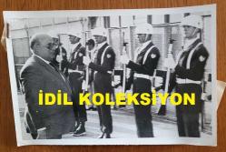 KUZEY KIBRIS TÜRK CUMHURİYETİ'NİN KURUCUSU RAUF DENKTAŞ'IN ORİJİNAL AJANS-BASIN FOTOĞRAFI - 18 x 12 cm EBADINDA - RAUF DENKTAŞ, İSTANBUL'A GELİŞİNDE YEŞİLKÖY HAVA LİMANINDA ASKERİ TÖREN KITASIYLA KARŞILANIRKEN ÇEKİLMİŞ BİR KARE, 26 EYLÜL 1984