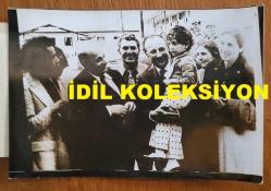 KUZEY KIBRIS TÜRK CUMHURİYETİ'NİN KURUCUSU RAUF DENKTAŞ'IN ORİJİNAL AJANS-BASIN FOTOĞRAFI - 18 x 12 cm EBADINDA - RAUF DENKTAŞ, ETRAFINI SARAN ÇOCUKLARI SEVERKEN ÇEKİLMİŞ BİR KARE. 22 MAYIS 1975