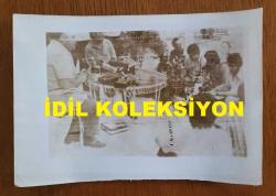 KUZEY KIBRIS TÜRK CUMHURİYETİ'NİN KURUCUSU RAUF DENKTAŞ'IN ORİJİNAL AJANS-BASIN FOTOĞRAFI - 18 x 12 cm EBADINDA - RAUF DENKTAŞ, SANDALYEDE OTURUP KONUŞMA YAPARKEN ÇEKİLMİŞ BİR KARE