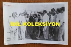 KUZEY KIBRIS TÜRK CUMHURİYETİ'NİN KURUCUSU RAUF DENKTAŞ'IN ORİJİNAL AJANS-BASIN FOTOĞRAFI - 18 x 12 cm EBADINDA - RAUF DENKTAŞ, VATANDAŞLARLA SELAMLAŞIRKEN ÇEKİLMİŞ BİR KARE
