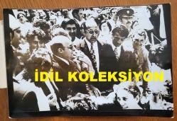 KUZEY KIBRIS TÜRK CUMHURİYETİ'NİN KURUCUSU RAUF DENKTAŞ'IN ORİJİNAL AJANS-BASIN FOTOĞRAFI - 18 x 12 cm EBADINDA - RAUF DENKTAŞ, RUM KESİMİNDE KALAN BAFRA'DA HALKIN ARASINDA DURURKEN ÇEKİLMİŞ BİR KARE. 22 MAYIS 1975