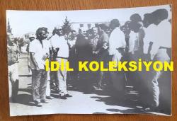 KUZEY KIBRIS TÜRK CUMHURİYETİ'NİN KURUCUSU RAUF DENKTAŞ'IN ORİJİNAL AJANS-BASIN FOTOĞRAFI - 18 x 12 cm EBADINDA - RAUF DENKTAŞ, HALKA KONUŞURKEN ÇEKİLMİŞ BİR KARE