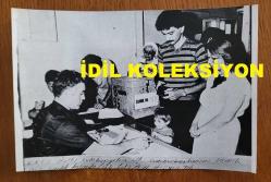 KUZEY KIBRIS TÜRK CUMHURİYETİ'NİN KURUCUSU RAUF DENKTAŞ'IN ADAY OLDUĞU CUMHURBAŞKANLIĞI SEÇİMİNDE VATANDAŞLAR OY KULLANIRKEN ÇEKİLMİŞ ORİJİNAL AJANS BASIN FOTOĞRAFI - 18 x 12 cm EBADINDA