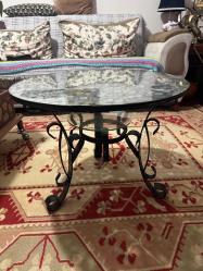 Ferforje tamperli çift camlı eski madeni paralar dekorlu orta sehpa Camı 8mm tamperli kırılmaz camların çapı 64 cm yüksekliği 48 cm, ayaklar metal işlemeli,  özel yapım sehpa