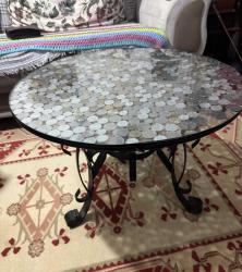 Ferforje tamperli çift camlı eski madeni paralar dekorlu orta sehpa Camı 8mm tamperli kırılmaz camların çapı 64 cm yüksekliği 48 cm, ayaklar metal işlemeli,  özel yapım sehpa