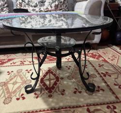 Ferforje tamperli çift camlı eski madeni paralar dekorlu orta sehpa Camı 8mm tamperli kırılmaz camların çapı 64 cm yüksekliği 48 cm, ayaklar metal işlemeli,  özel yapım sehpa