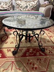 Ferforje tamperli çift camlı eski madeni paralar dekorlu orta sehpa Camı 8mm tamperli kırılmaz camların çapı 64 cm yüksekliği 48 cm, ayaklar metal işlemeli,  özel yapım sehpa