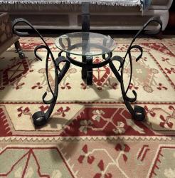 Ferforje tamperli çift camlı eski madeni paralar dekorlu orta sehpa Camı 8mm tamperli kırılmaz camların çapı 64 cm yüksekliği 48 cm, ayaklar metal işlemeli,  özel yapım sehpa