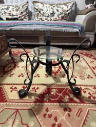 Ferforje tamperli çift camlı eski madeni paralar dekorlu orta sehpa Camı 8mm tamperli kırılmaz camların çapı 64 cm yüksekliği 48 cm, ayaklar metal işlemeli,  özel yapım sehpa