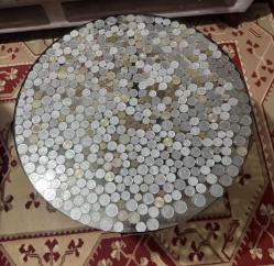 Ferforje tamperli çift camlı eski madeni paralar dekorlu orta sehpa Camı 8mm tamperli kırılmaz camların çapı 64 cm yüksekliği 48 cm, ayaklar metal işlemeli,  özel yapım sehpa