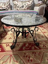 Ferforje tamperli çift camlı eski madeni paralar dekorlu orta sehpa Camı 8mm tamperli kırılmaz camların çapı 64 cm yüksekliği 48 cm, ayaklar metal işlemeli,  özel yapım sehpa