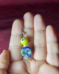 3 adet doğal taş küpe ve standı