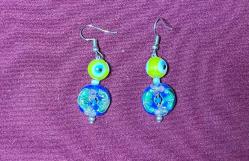 3 adet doğal taş küpe ve standı