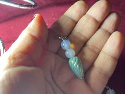 3 adet doğal taş küpe ve standı