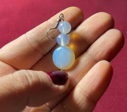 3 adet doğal taş küpe ve standı