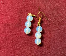 3 adet doğal taş küpe ve standı