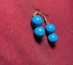 3 adet doğal taş küpe ve standı