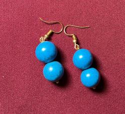 3 adet doğal taş küpe ve standı