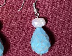 3 adet doğal taş küpe ve standı