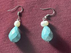 3 adet doğal taş küpe ve standı