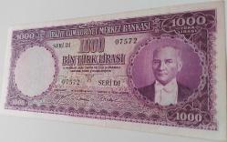 5.EMİSYON 1.TERTİP 1000 TÜRK LİRASI (MOR BİNLİK) KAĞIT PARADIR SERİ D1 07572 NOLU ÇOK ÇOK TEMİZ KONDİSYONDADIR KATALOK DEĞERİ;2000 DOLAR ÇOK ÇOK NADİR