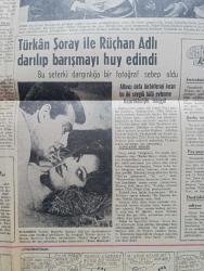 Hürriyet Gazetesi - Turkish Newspaper - 8 Şubat 1964 - Kıbrıs yine iç harbin eşiğinde - İngilizler de Kıbrıs'ta Taksim tezini benimsedi - Türk dostu Yunan siyaset adamı Sofokles Venizelos öldü Fotoğrafı - Hıfzıssıhha enstitüsü müdürü Mehmet Ali Kağıtçı kaynatmadan süt içmeyin dedi fotoğraf - Afrika'da cüceler devlerin kökünü kurutuyor - bekçilerin yerini gece polisi teşkilatı alacak - arpalık köyünü basan Rumların bir kısmı polis - İsmet İnönü yeni hadiseleri endişe ile takip ediyoruz dedi - Ruslar Kıbrıs için NATO devletlerine nota verdi - Amerikalılar İstanbul'a yeraltı geçitleri yapmak istiyor - Güneş bazen geç doğar çizen Faruk Geç - İstanbul'da bugün bu gece sinema tiyatro programı - burç falı - serbest kürsü herkese söz hakkı yöneten Tahsin Öztin - Türkan Şoray İle Rüçhan Adlı darılıp barışmayı huy edindi - Türkan Şoray ile Ekrem Boranın Kader kapıyı çaldı filminde Aşk sahnesi Fotoğrafı - Aliki Vuyuklaki ile Orhan Günşiray aynı filmde başrolde oynuyordu Fotoğrafı - müzik dünyamız