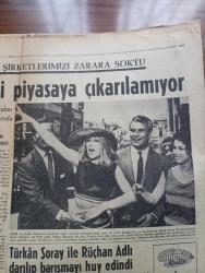 Hürriyet Gazetesi - Turkish Newspaper - 8 Şubat 1964 - Kıbrıs yine iç harbin eşiğinde - İngilizler de Kıbrıs'ta Taksim tezini benimsedi - Türk dostu Yunan siyaset adamı Sofokles Venizelos öldü Fotoğrafı - Hıfzıssıhha enstitüsü müdürü Mehmet Ali Kağıtçı kaynatmadan süt içmeyin dedi fotoğraf - Afrika'da cüceler devlerin kökünü kurutuyor - bekçilerin yerini gece polisi teşkilatı alacak - arpalık köyünü basan Rumların bir kısmı polis - İsmet İnönü yeni hadiseleri endişe ile takip ediyoruz dedi - Ruslar Kıbrıs için NATO devletlerine nota verdi - Amerikalılar İstanbul'a yeraltı geçitleri yapmak istiyor - Güneş bazen geç doğar çizen Faruk Geç - İstanbul'da bugün bu gece sinema tiyatro programı - burç falı - serbest kürsü herkese söz hakkı yöneten Tahsin Öztin - Türkan Şoray İle Rüçhan Adlı darılıp barışmayı huy edindi - Türkan Şoray ile Ekrem Boranın Kader kapıyı çaldı filminde Aşk sahnesi Fotoğrafı - Aliki Vuyuklaki ile Orhan Günşiray aynı filmde başrolde oynuyordu Fotoğrafı - müzik dünyamız