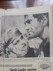 Hürriyet Gazetesi - Turkish Newspaper - 29 Şubat 1964 - Rauf Denktaş katliamla anayasa değişmez dedi - Rus manevrası güvenlik konseyi toplantısında akamete uğradı - Numan Menemencioğlu Rusları taraflar arasına nifak sokmakla suçladı - Yunan birlikleri hazırlık yapıyormuş - Yunan devlet radyosu BBC'yi boykot etti - İlk Rus uçağı Lefkoşa'da bayram havası ile karşılandı - kaymakam Ali Yalçın hastanede oturak alemi tertiplemiş - Amerikan başkanı Johnson bir kanalın açılış töreninde iken sabotaj yapıldı - 8 yaşındaki kız doğum yapacak Fotoğrafı - Güneş bazen geç doğar çizen Faruk Geç - Serbest kürsü herkese söz hakkı yöneten Tahsin Öztin - Migros Kasap Teşvikiye mağazası - İsmet İnönü'nün beyanatı - Susuz yaz filminde Hülya Koçyiğit Ve Ulvi Doğan Fotoğrafı - Ajda Pekkan 4 ayda 4 Film çevirmiştir Fotoğrafı - Kimlik Kartı Gönül Yazar Fotoğrafı - Fikret Hakan artık kadın yerine kitapları tercih edeceğim dedi Fotoğrafı - İstanbul'da 15 şarkı - sinemada kulis - filmciler ucuz film yapacak