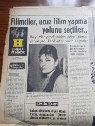 Hürriyet Gazetesi - Turkish Newspaper - 29 Şubat 1964 - Rauf Denktaş katliamla anayasa değişmez dedi - Rus manevrası güvenlik konseyi toplantısında akamete uğradı - Numan Menemencioğlu Rusları taraflar arasına nifak sokmakla suçladı - Yunan birlikleri hazırlık yapıyormuş - Yunan devlet radyosu BBC'yi boykot etti - İlk Rus uçağı Lefkoşa'da bayram havası ile karşılandı - kaymakam Ali Yalçın hastanede oturak alemi tertiplemiş - Amerikan başkanı Johnson bir kanalın açılış töreninde iken sabotaj yapıldı - 8 yaşındaki kız doğum yapacak Fotoğrafı - Güneş bazen geç doğar çizen Faruk Geç - Serbest kürsü herkese söz hakkı yöneten Tahsin Öztin - Migros Kasap Teşvikiye mağazası - İsmet İnönü'nün beyanatı - Susuz yaz filminde Hülya Koçyiğit Ve Ulvi Doğan Fotoğrafı - Ajda Pekkan 4 ayda 4 Film çevirmiştir Fotoğrafı - Kimlik Kartı Gönül Yazar Fotoğrafı - Fikret Hakan artık kadın yerine kitapları tercih edeceğim dedi Fotoğrafı - İstanbul'da 15 şarkı - sinemada kulis - filmciler ucuz film yapacak
