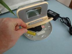 PHILIPS AJ130 PORTATİF CD PLAYER / FM TUNER & CLOCK + ADAPTÖR ( CD ÇALAR - SAATLİ & ALARMLI DİJİTAL FM RADYO ) - Açıklamayı Okuyunuz