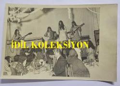 1967-68 HÜRRİYET ALTIN MİKROFON YARIŞMASI ORİJİNAL FOTOĞRAFI - 18 x 12 cm EBADINDA - YARIŞMADA SAHNE ALAN BURSA KIZLAR ORKESTRASI