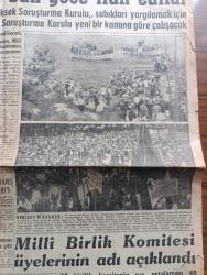Akşam Gazetesi - Turkish Newspaper - 13 Haziran 1960 - geçici anayasa dün gece ilan edildi - muhakeme kararı vermek üzere yüksek soruşturma kurulu sabıkları yargılamak için de Yüksek Adalet divanı kurulacak - idam kararları milli birlik komitesinin tasdikinden geçecek - memleket aydınları diyor ki nispi temsille seçim Türkiye için zarurettir - Vatan cephelerine 15 milyon lira harcanmış - hazine'ye alyans yağmuru arttı - milli birlik komitesinin üyelerinin adı açıklandı - Cemal Madanoğlu - 27 Mayıs inkılabının sevinci denizde ve karada kutlandı Fotoğraflar - Diyanet İşleri Başkanı Ömer Nasuhi Bilmen din siyasete alet edilmez diyor - üniversitede miting - milli birlik komitesi başkanı Cemal Gürsel - İstanbul'da bugün bu gece sinema programı - kız kulesi kahramanı yazan A. Ziya Kozanoğlu çizen Suat Yalaz - Florya dinlenme evleri için bugün kura çekiliyor - Fenerbahçe Beşiktaş'ı Ankara'da 1-0 yendi fotoğraflar - Beşiktaş maçtan evvel şampiyonluk kupası ile Şeref turu attı Fotoğrafı