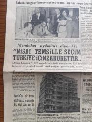 Akşam Gazetesi - Turkish Newspaper - 13 Haziran 1960 - geçici anayasa dün gece ilan edildi - muhakeme kararı vermek üzere yüksek soruşturma kurulu sabıkları yargılamak için de Yüksek Adalet divanı kurulacak - idam kararları milli birlik komitesinin tasdikinden geçecek - memleket aydınları diyor ki nispi temsille seçim Türkiye için zarurettir - Vatan cephelerine 15 milyon lira harcanmış - hazine'ye alyans yağmuru arttı - milli birlik komitesinin üyelerinin adı açıklandı - Cemal Madanoğlu - 27 Mayıs inkılabının sevinci denizde ve karada kutlandı Fotoğraflar - Diyanet İşleri Başkanı Ömer Nasuhi Bilmen din siyasete alet edilmez diyor - üniversitede miting - milli birlik komitesi başkanı Cemal Gürsel - İstanbul'da bugün bu gece sinema programı - kız kulesi kahramanı yazan A. Ziya Kozanoğlu çizen Suat Yalaz - Florya dinlenme evleri için bugün kura çekiliyor - Fenerbahçe Beşiktaş'ı Ankara'da 1-0 yendi fotoğraflar - Beşiktaş maçtan evvel şampiyonluk kupası ile Şeref turu attı Fotoğrafı