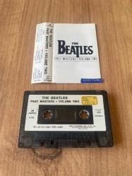 The Beatles - Past Masters - Volume 2 Kağıt Baskı Kaset (Kartonetin ön tarafnda sticker yapıştırılmış, Şarkı isimleri üstünde fosforlu kalemle çizikler var)