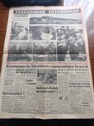 Akşam Gazetesi - Turkish Newspaper - 10 Ekim 1960 - Yassıada'dan Fotoğraflar - İnfaz Yerleri Açıklanmıyor - Alparslan Türkeş Yobazların Kafasını Ezmek Kararındayız Dedi - Düşük Cumhurbaşkanı Celal Bayar İle Düşük Başbakanı Adnan Menderes'e Ait En Son Fotoğraflar - Yassıadadaki Düşüklere Ait Fotoğrafları İrtibat Bürosu Gazetelere Arttırma İle Sattı - Kızkulesi Kahramanı Çizen Suat Yalaz - Köpek Ve Cumhurbaşkanı Yazan Müşerref Hekimoğlu Köşe Yazısı - Öğrenci Dertleri İçin Bir Büro Kuruldu - Burası Amerika Seyhan Bilbaşar Yazı Dizisi - Günahım Seni Sevmek Aşk Ve His Romanı Resimleyen Remzi - İlk Gün Sabık Cumhurbaşkanı Celal Bayar Hesap Verecek - Geyşa'nın Hatıra Defteri Yazan Kimiko Omura Yazı Dizisi - Bize Barbaroslu Derler Yazan Çizen Ratip Tahir Burak -  Nazlı İle Hamza Karikatür - Yaralı Gönül Çizgi Roman - İstanbul Ankara Radyosu Programı - Düşük Bakanlardan Samet Ağaoğlu Yassıada'nın Asker Berberinde Traş Oluyor fotoğraf - Beşiktaş Ankaragücünü Tek Farkla Yendi - Karagümrük Takımı