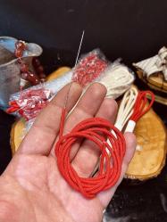 ÇAKMAK BAKIM KİTİ PAMUK KEÇE KIRMIZI VE BEYAZ RENKLİ ESKİ ANTİKA BENZİNLİ ÇAKMAK FİTİLLERİ 1 METRE KLAVUZLU FİTİL